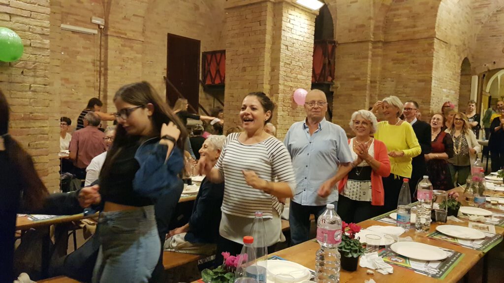 Feier in Ostra mit tanzenden Menschen