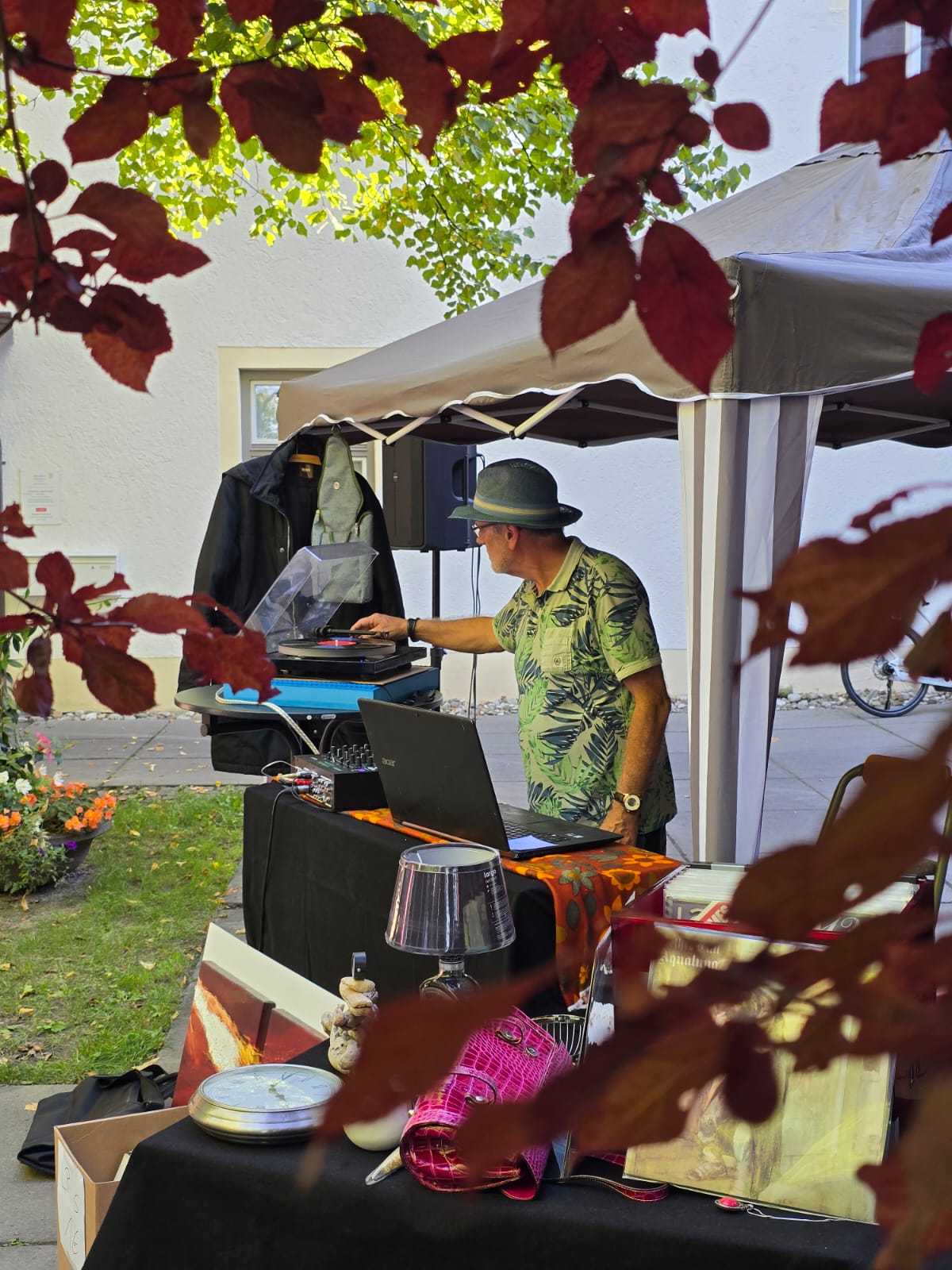 Flohmarkt unter Bäumen5