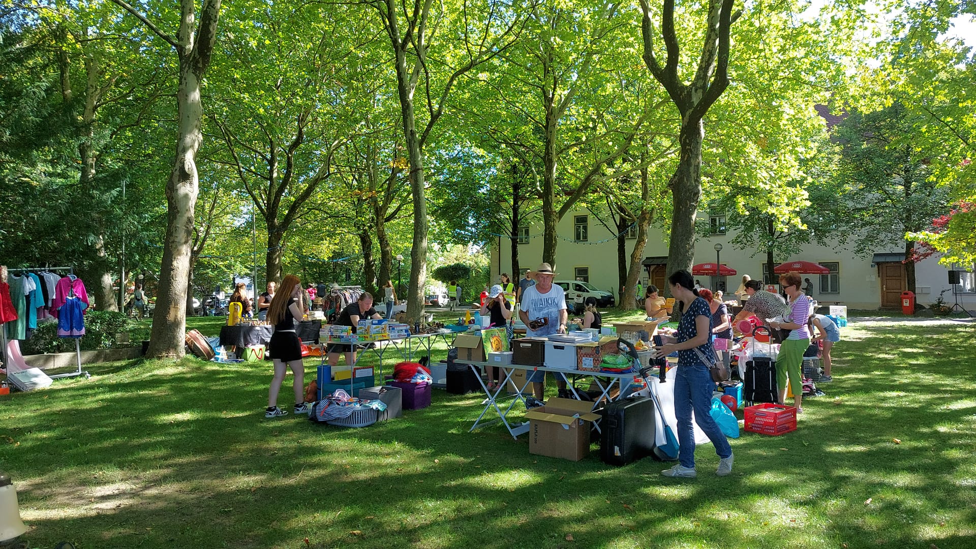 Flohmarkt unter Bäumen8
